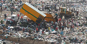 Fotografía de camiones recolectores de basura en el vertedero de la zona 3 de la ciudad de Guatemala.